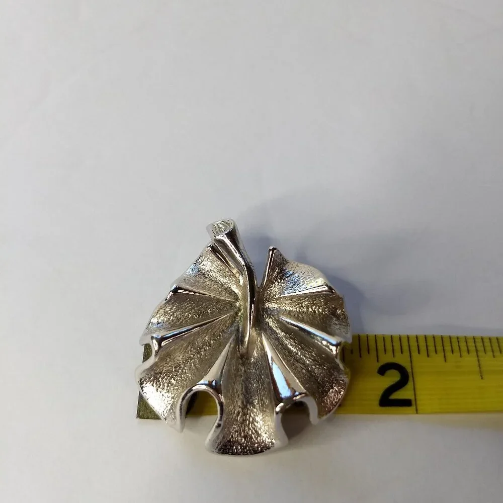 Sarah Coventry Silver Tone Rolling Leaf Pin Brooch Vintage Glam Nature